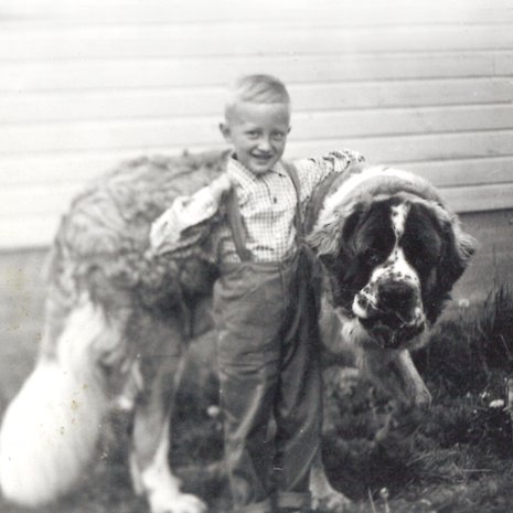 Pikku-Kari on tädin kanssa Ramses-koiralla kylässä Simpeleellä. 
– Olin jo pienestä pitäen rohkea menijä. Ehkä siksi olen tehnyt vuosikymmeniä myös matkaoppaan töitä.