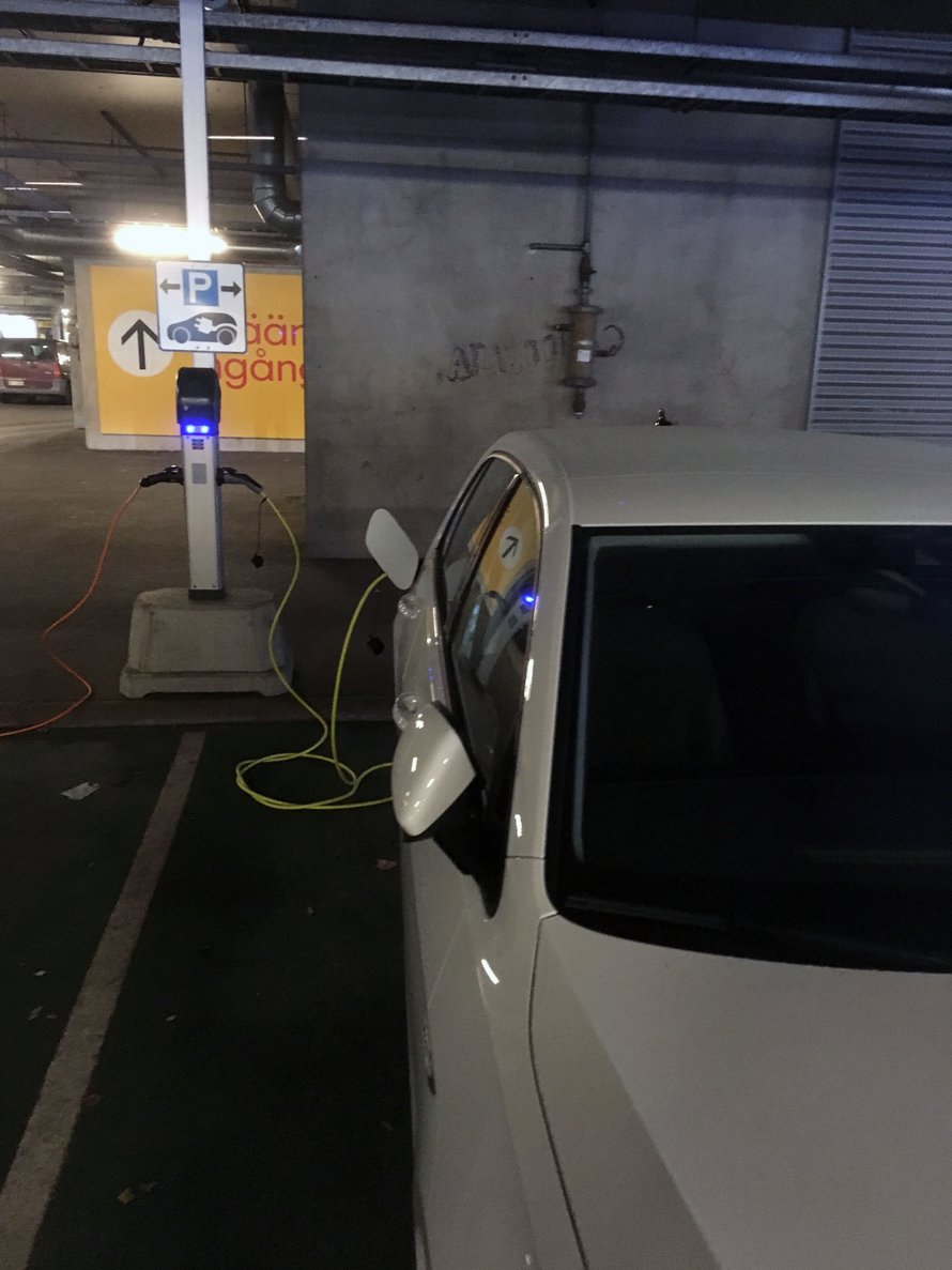 Tehokkaita latauspisteitä löytyy jo monen kaupan parkkipaikalta. Valitettavan usein niiden eteen on pysäköinyt auto, joka ei ole latauksessa.