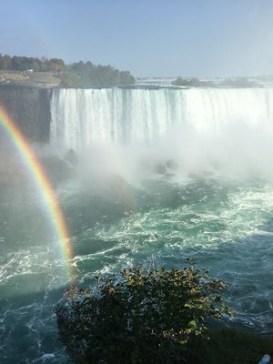 ET Matkaoppaan toimittaja Pia Hyvönen vaikuttui Niagaran putouksista. ”Putous kumisi rintakehässä asti.”