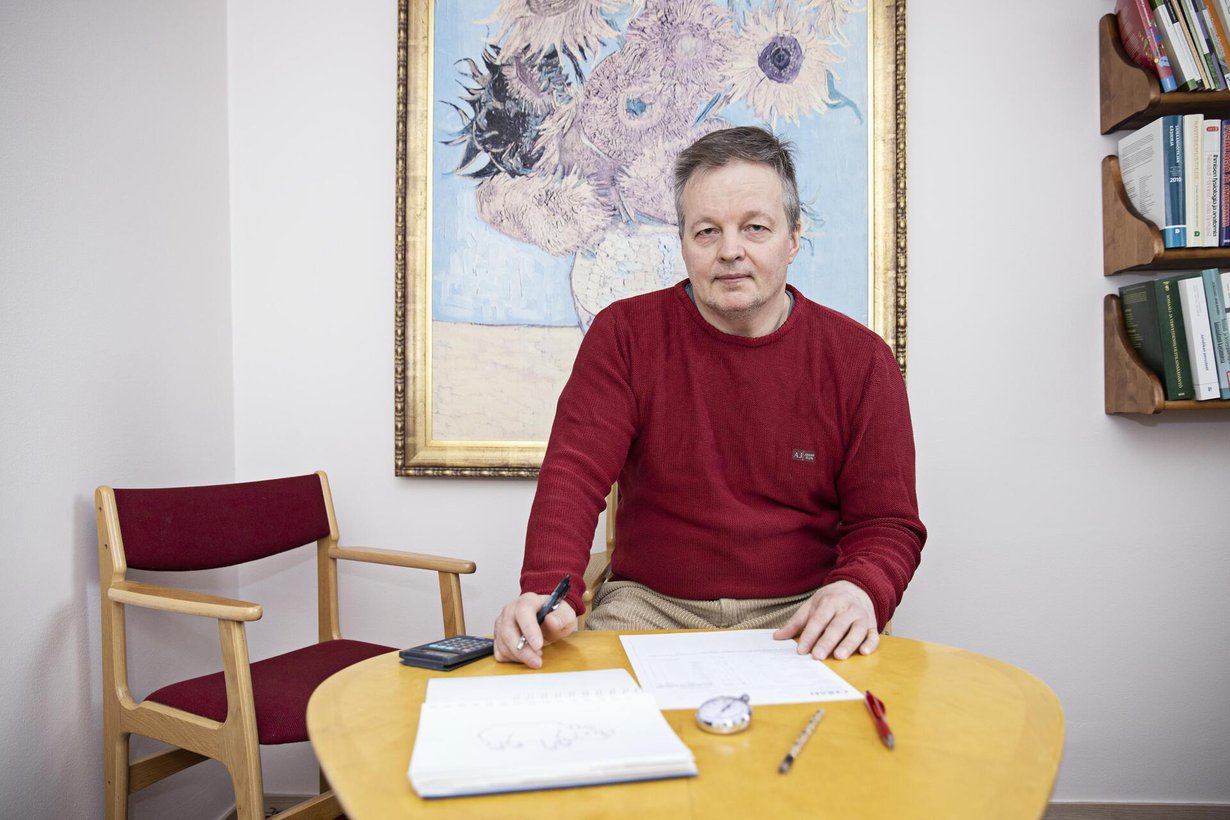 Jos muistitestiin lähteminen jännittää, niin läheisen voi ottaa mukaan, sanoo Jari Jokiluhta.