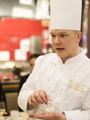 Vaikka Eero syö makeaa päivittäin, hän pysyy silti hyvässä kunnossa. Syy siihen löytyy kotoa eli 5-vuotias tytär ja kaksi koiraa, joiden kanssa Eero viettää vapaa-aikansa. Hän myös käy kuntosalilla.