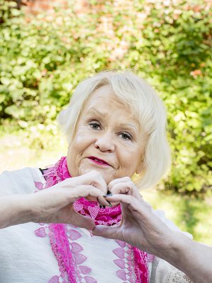 Sirpa Vaaranmaa syntyi Valkeakoskella vuonna 1951. Hän asuu Helsingissä. Sirpa on ammatiltaan fysioterapeutti, mutta hän on ollut työkyvyttömyyseläkkeellä 32 vuotta. Sirpa harrastaa musiikkia, urheilua, nettiä, keskusteluita ja ihmisten kohtaamista.