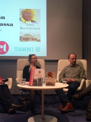 ET:n kirjaillassa lavalla puhuivat toimittaja Pia Hyvönen (vas.) ja kirjailijat Anna Kortelainen, Juha Nirkko sekä Sirkka-Liisa Ranta.