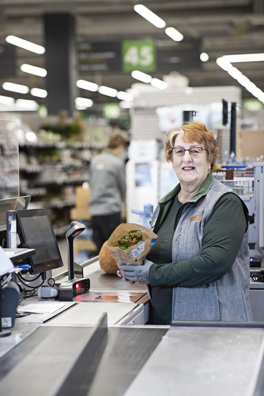 Tuula Halonen on ollut Olarin Prismassa töissä 17 vuotta. Halutessaan eläkeläinen voisi tehdä töitä monessa eri paikassa, mutta Tuula ei ole halunnut työnkiertoon.