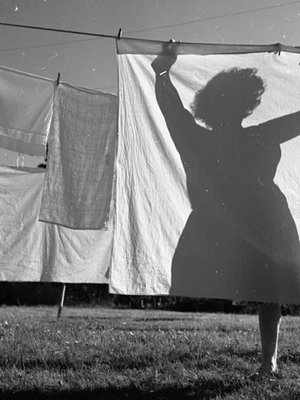 Pyykki pestiin järven rannassa pyykkipadassa ja kuivattiin omassa pihassa. Kuva: <span class="photographer">Sanoma-arkisto / Lukijan kuva / Simo Ruuskanen</span>