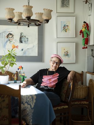 – Psykologinen kuolema alkaa sillä, että ei kiinnostu maailmasta eikä muista, alkaa itse luopua elämästä. Aira Samulinin elämänhalu ei ehtynyt, Pirkko Lahti sanoo. Tämän pöydän ääressä oli tarkoitus syödä yhdessä päivänä, jona Aira kuoli.