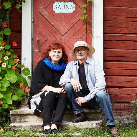 Vanhan talon kunnostus on ympäristotekö, tietävät kuvataiteilija Pentti Kokko ja myyntijohtaja Sari Mäkinen.
