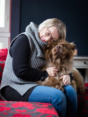Helena on testien mukaan lievästi allerginen koirille, mutta tyttärensä lemmikkiä hän voi halata. – Rönnin turkki on niin paksu, ettei hilse puske läpi.