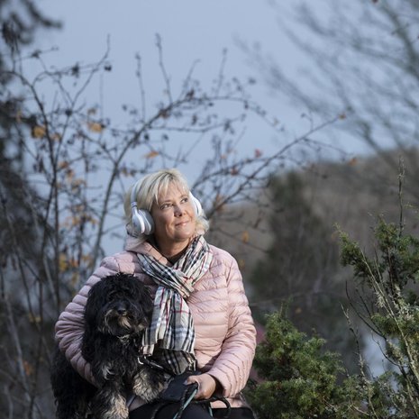 Johanna Aalto käyttää vastamelukuulokkeita, jotta ympäristön äänet eivät häiritse kirjojen kuuntelua.