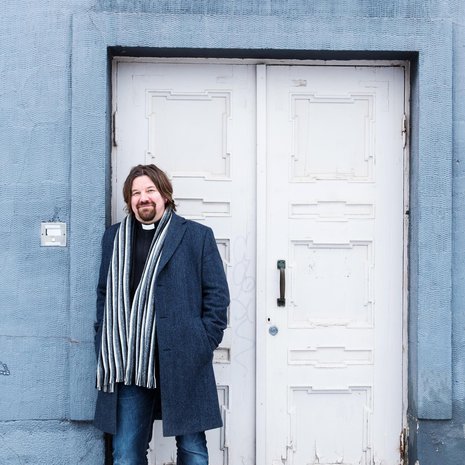 Helsingin Paavalin seurakunnan kirkkoherra Kari Kanala on oppinut kuuntelemaan tunteitaan.