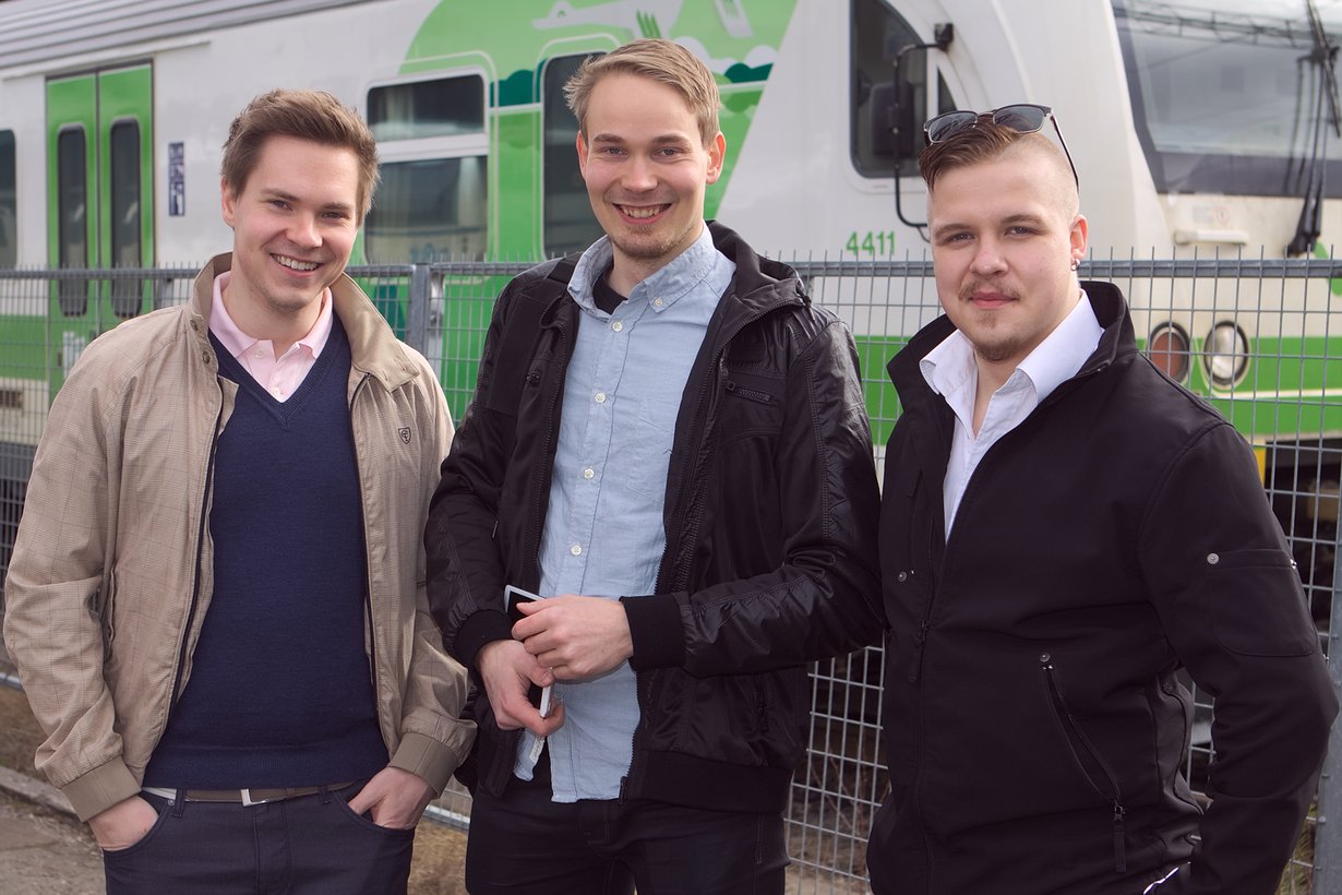 Matkakeisari.fi-sivuston kehittäjät Petteri Aho, Jari Laari ja Sami-Pekka Muttonen. Kuvasta puuttuu Markus Laukkanen.