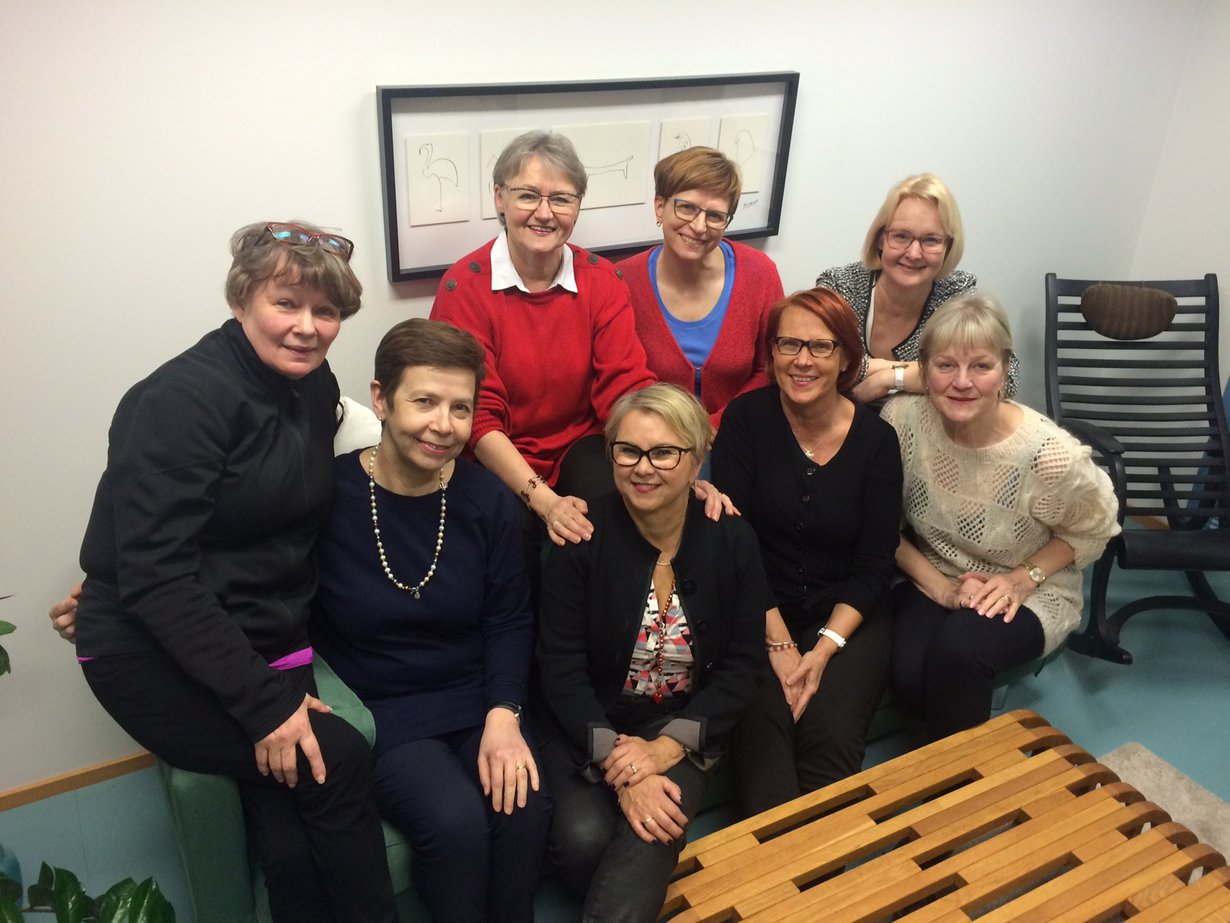 Naisten reissuporukka kokoontui valitsemaan tämän kevään Plzenin-matkan hotellia, vasemmalta Kirsti, Päivi, Liisa, Leena, Raija, Kaija, Paula ja Allu.