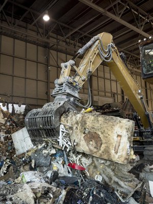 Yhtä aikaa raadollista ja dynaamista. Lajittelulaitoksen koura antaa kyytiä kymmenen kunnan jätteille.