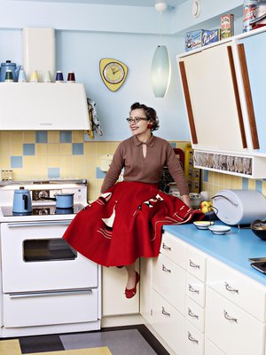 Keittiön värimaailma on ehtaa 50-lukua. Hella on alkuperäinen amerikkalainen General Electric, johon on istutettu induktiotaso.