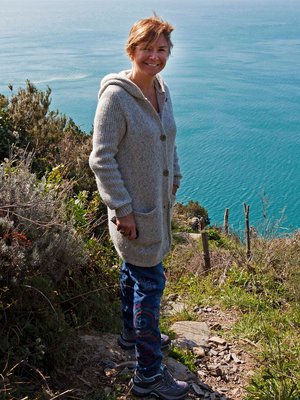 Espoossa syntynyt Riikka Lehti, 54, on perheterapeutti ja hotellikonsultti.  Hän on asunut Italiassa 15 vuotta ja viettää lomat Riomaggio-pikkukylässä. 