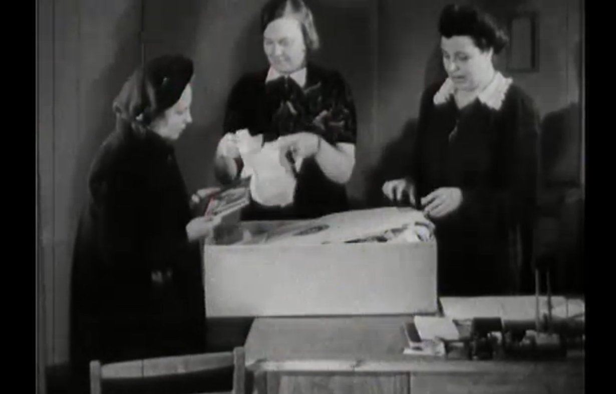 Tässä tutkitaan äitiyspakkausta vuonna 1948. Kuva: Ylen Elävä arkisto.