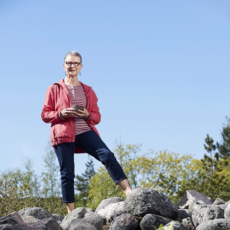 Kasa kiviä? Ei, vaan pronssikautinen hautarykelmä Helsingin Herttoniemessä. – Sen kunnossapito on nyt meidän arkeologian harrastajien vastuulla, Marja-Leena Laulaja kertoo.