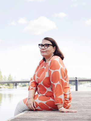 Merja Ylä-Anttila on Vanajan rantojen kasvatti. Isä, lapsuudenkaveri ja kesäpaikka pitävät suhteen Hämeenlinnaan tiiviinä.