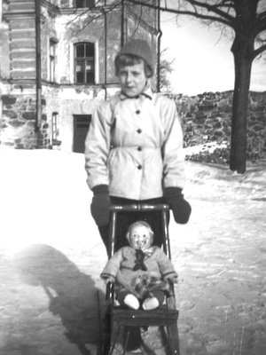 Pipsa-nukke pääsi kesällä Kaijan kanssa maalle.