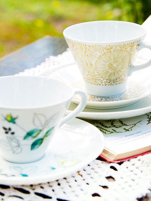 Hilkka-Liisa Aholan Julia-kuppi (vas.) Ja Raija Uosikkisen EK-malli 60-luvulta. 