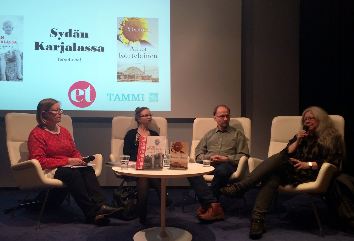ET:n kirjaillassa lavalla puhuivat toimittaja Pia Hyvönen (vas.) ja kirjailijat Anna Kortelainen, Juha Nirkko sekä Sirkka-Liisa Ranta.