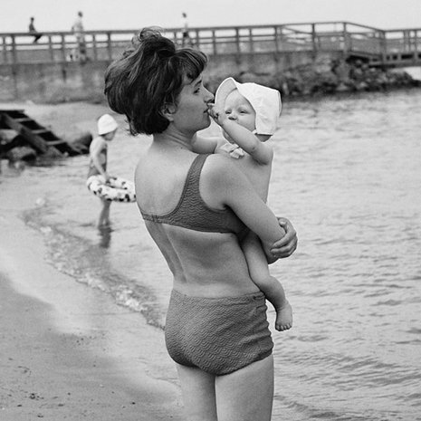 Äiti ja lapsi Pihlajasaaren hiekkarannalla, 1969. Kuva: Bonin Volker von / Helsingin kaupunginmuseo