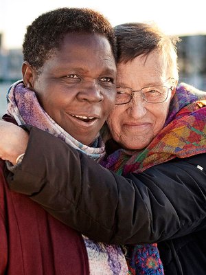 Riitan huoli katasta helpottaa hetkeksi, kun Kata on Suomessa hänen luonaan.