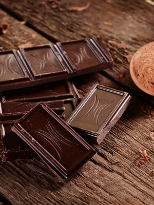Tummassa suklaassa on enemmän enemmän kaakaojauhetta kuin vaaleassa, ja siten myös enemmän antioksidantteja. 