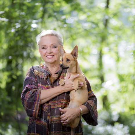 Raija Oranen ja Toivo Ikuinen eli Topi-koira.