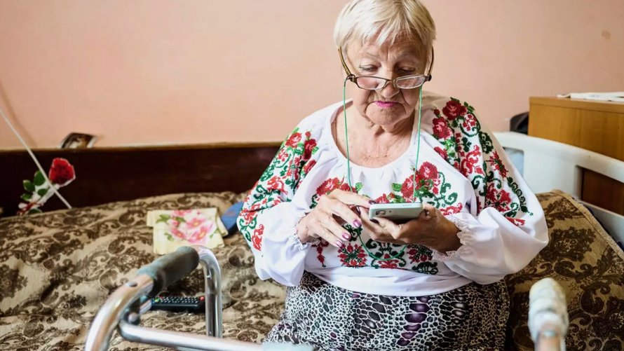 Ikäihmisten tilanne Ukrainassa on hälyttävä. Sota loukkaa ihmisoikeuksia.