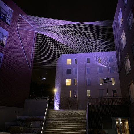 Portti-niminen valoteos on yksi Kruunuvuorenrannan näyttävimmistä.