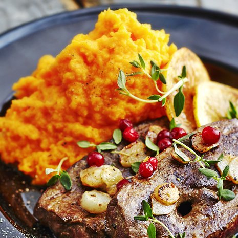 Lautanen täynnä A-vitamiinia. Maksa, porkkana ja bataatti ovat mainio valinta. 