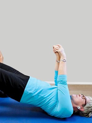 Lihasvoimaa voi jumpata kotona matolla, jos kuntosali on kaukana tai se ei kiinnosta. Jos krempat vaivaavat tai haittaavat liikkumista, voi olla hyvä idea kääntyä fysioterapeutin puoleen. Hän neuvoo sinulle parhaat liikkeet.