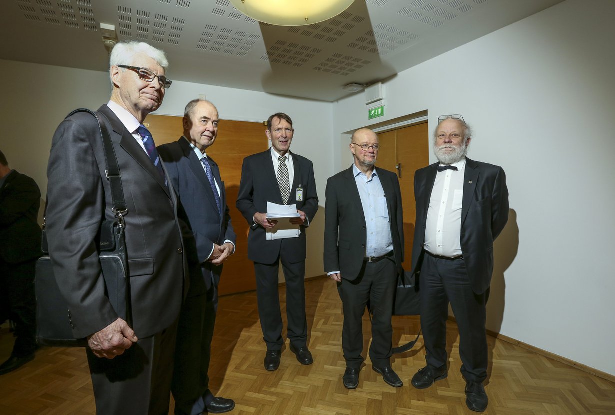 Eutanasia-kansalaisaloitteen luovuttajat, entiset kansanedustajat Henrik Lax, Iiro Viinanen, Esko Seppänen, Osmo Soininvaara ja Ilkka Taipale.