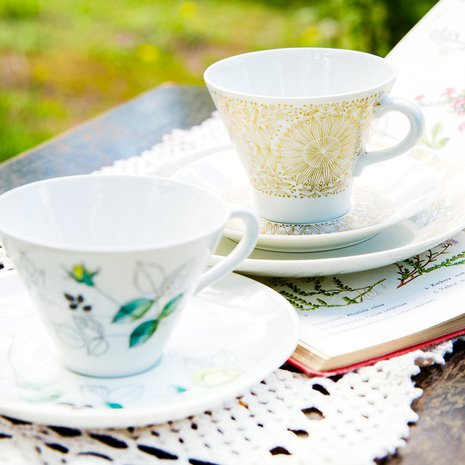 Hilkka-Liisa Aholan Julia-kuppi (vas.) Ja Raija Uosikkisen EK-malli 60-luvulta. 