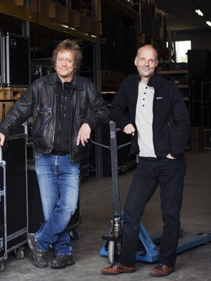 Aku lupaa, että sitten kun Martin jalka ei enää nouse, hän kuskaa tätä keikalle varaston pumppukärryllä.