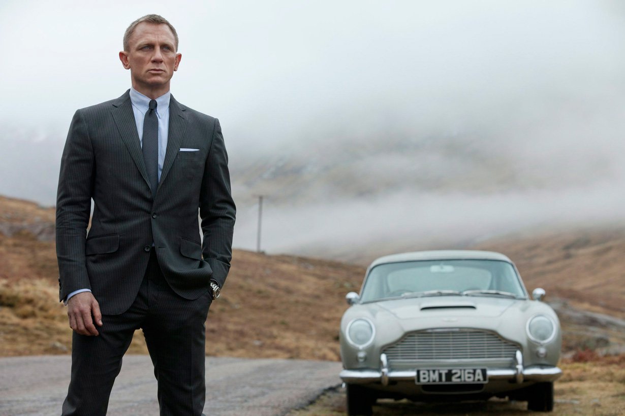 Daniel Craig ja Aston Martin Skotlannin maisemissa elokuvassa 007 Skyfall.