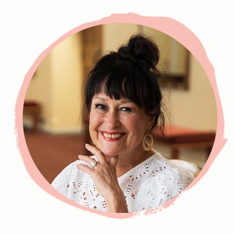 Sinikka Sokka juhli elokuussa 70-vuotissyntymäpäiviään. Hänet nähdään tällä hetkellä Kansallisteatterin Musta Saara -musikaalissa.