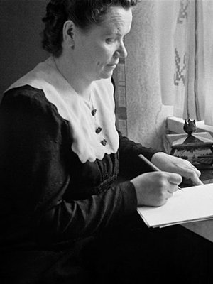 Nainen kirjoittaa pöydän ääressä mustekynällä, 1940-luku. Kuva:<span class="photographer">Väinö Kannisto / Helsingin kaupunginmuseo</span>