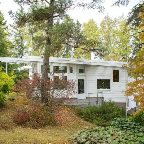 Talon monimuotoisuus avautuu kauniisti sisäpihan puolelle. Siinä on yhteensä 270 neliötä kolmessa eri tasossa.  Pietilät halusivat luoda uudenlaisen puisen pientalon.