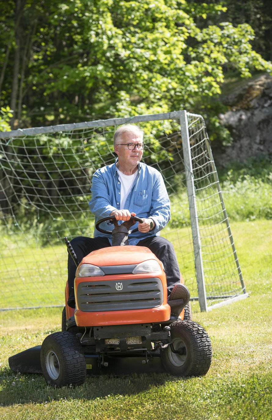 Mökillä puuhailu oli Tapiolle jo työvuosina paras tapa rentoutua .