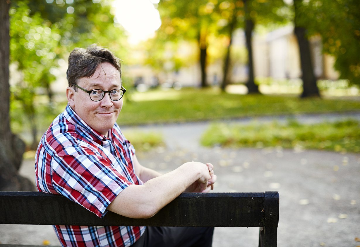 Timo Honkela (s. 1962) on digitaalisten aineistojen tutkimuksen professori Helsingin yliopistossa. Hän on puolittaisella sairauseläkkeellä. Honkelalta ilmestyi hiljattain teos Rauhankone – tekoälytutkijan testamentti.