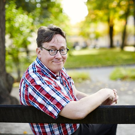 Timo Honkela (s. 1962) on digitaalisten aineistojen tutkimuksen professori Helsingin yliopistossa. Hän on puolittaisella sairauseläkkeellä. Honkelalta ilmestyi hiljattain teos Rauhankone – tekoälytutkijan testamentti.