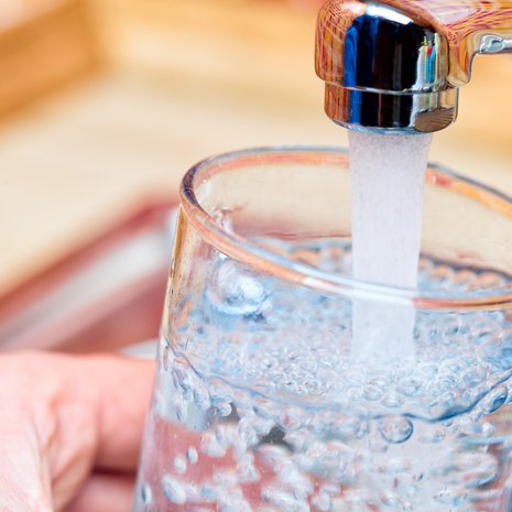 Veden juominen on tärkeää kuivasuiselle, mutta mitkä muut keinot auttavat kuivan suun hoitoon?