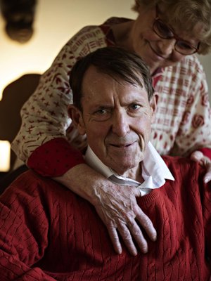 Sosiaalisuus on ollut Eskon ja Kirstin elämän ilo. – Vaikka elämä koettelee, on se  aika ihanaakin,  Kirsti sanoo. Esko  on samaa mieltä.