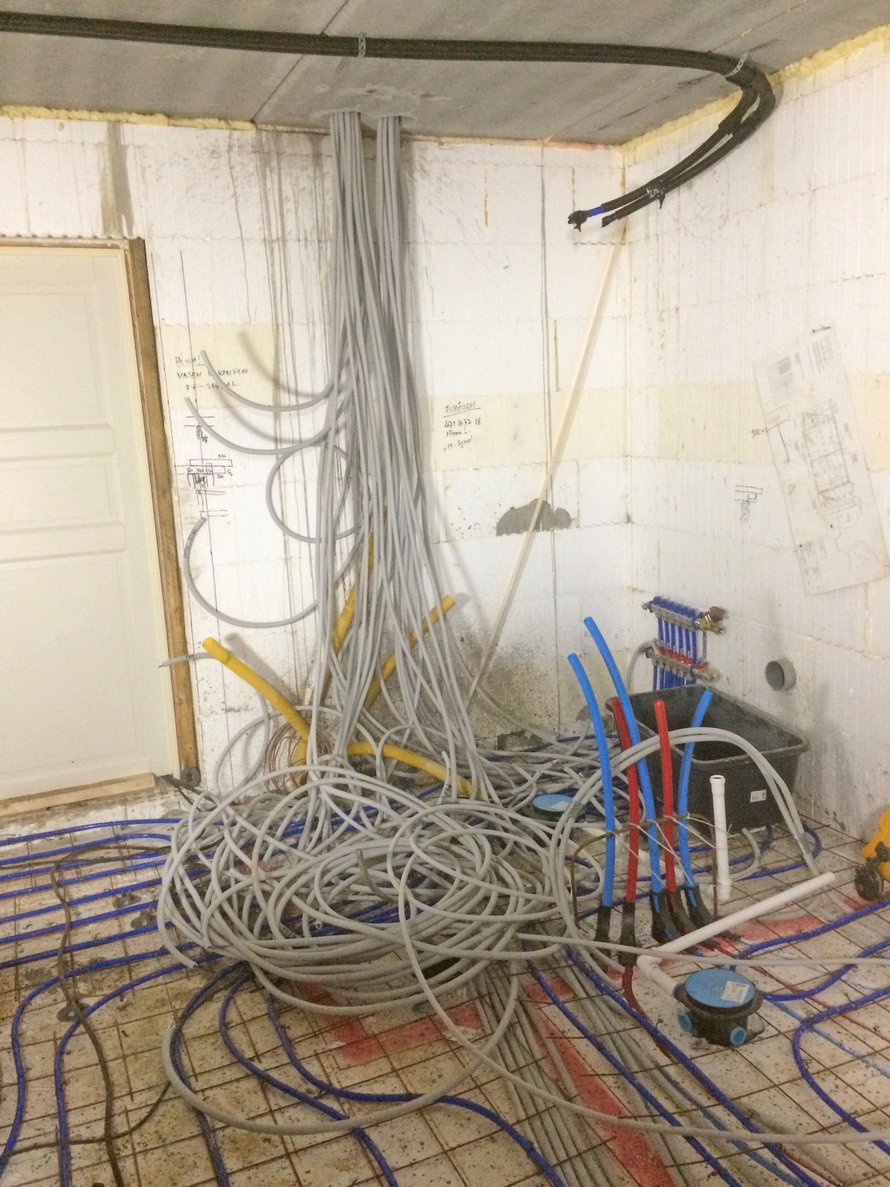 Sähköjohtojen määrä todistaa nykytalojen teknistymisestä.