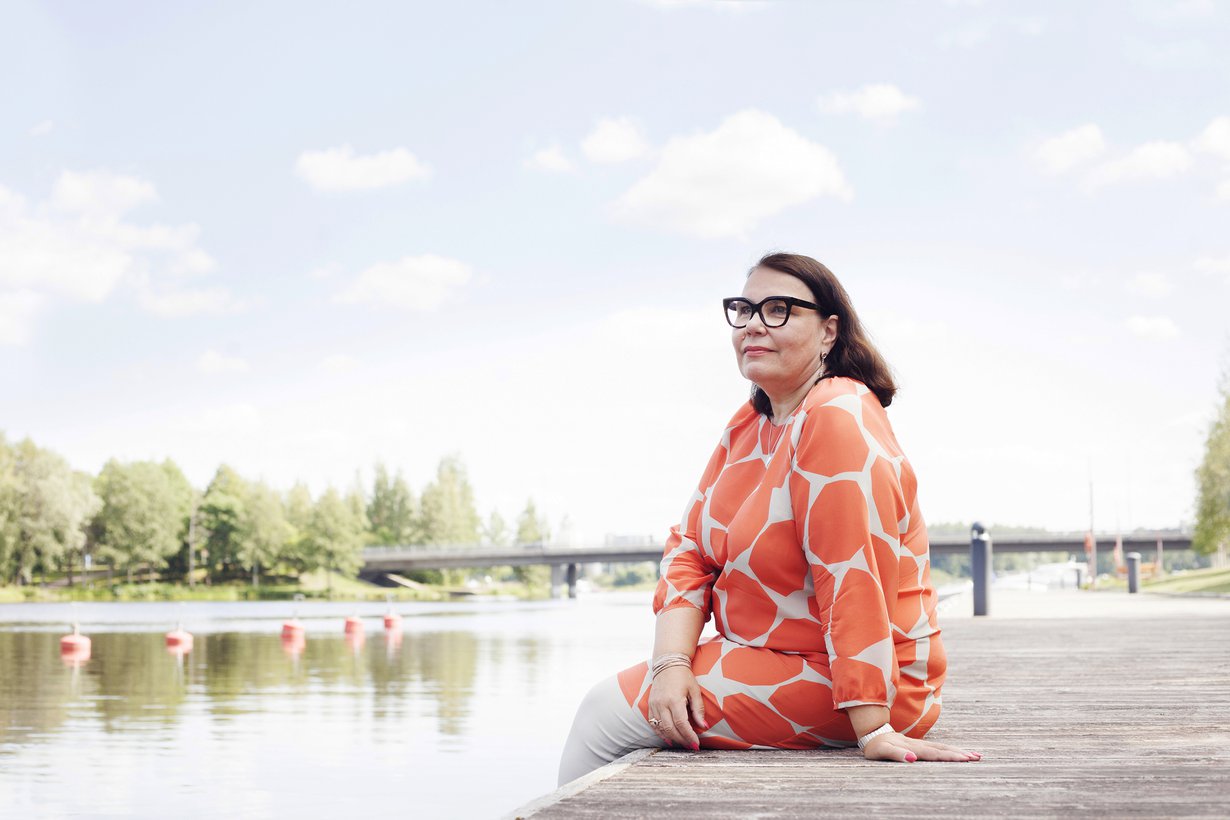 Merja Ylä-Anttila on Vanajan rantojen kasvatti. Isä, lapsuudenkaveri ja kesäpaikka pitävät suhteen Hämeenlinnaan tiiviinä.