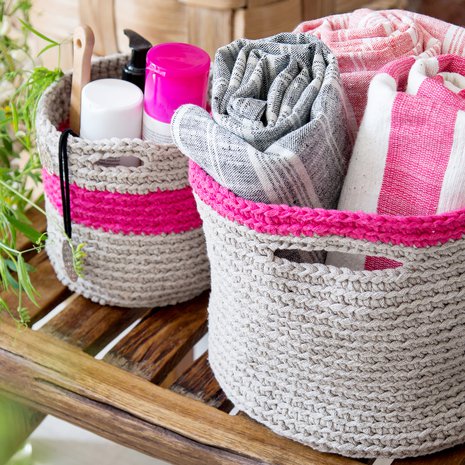 Iso kori on kokonaan virkattu, pienen korin pohjana on nahkapyörylä. Kahvat syntyvät helposti virkkaamalla ketjusilmukoit akahvan pituudelta.