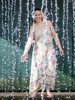 "Eron jälkeen löysin netistä keskustelupalstan, jossa sain jutella muiden entisten helluntalaisten kanssa. Se auttoi", Nina kertoo.