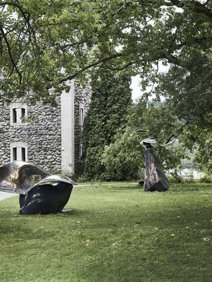 Laila Pullisen veistospuiston teokset ovat esillä hänen omassa puutarhassaan, ateljeessa sekä taustalla näkyvässä makasiinissa. Päätalossa vieraat pääsevät alakerran kotimuseoon.